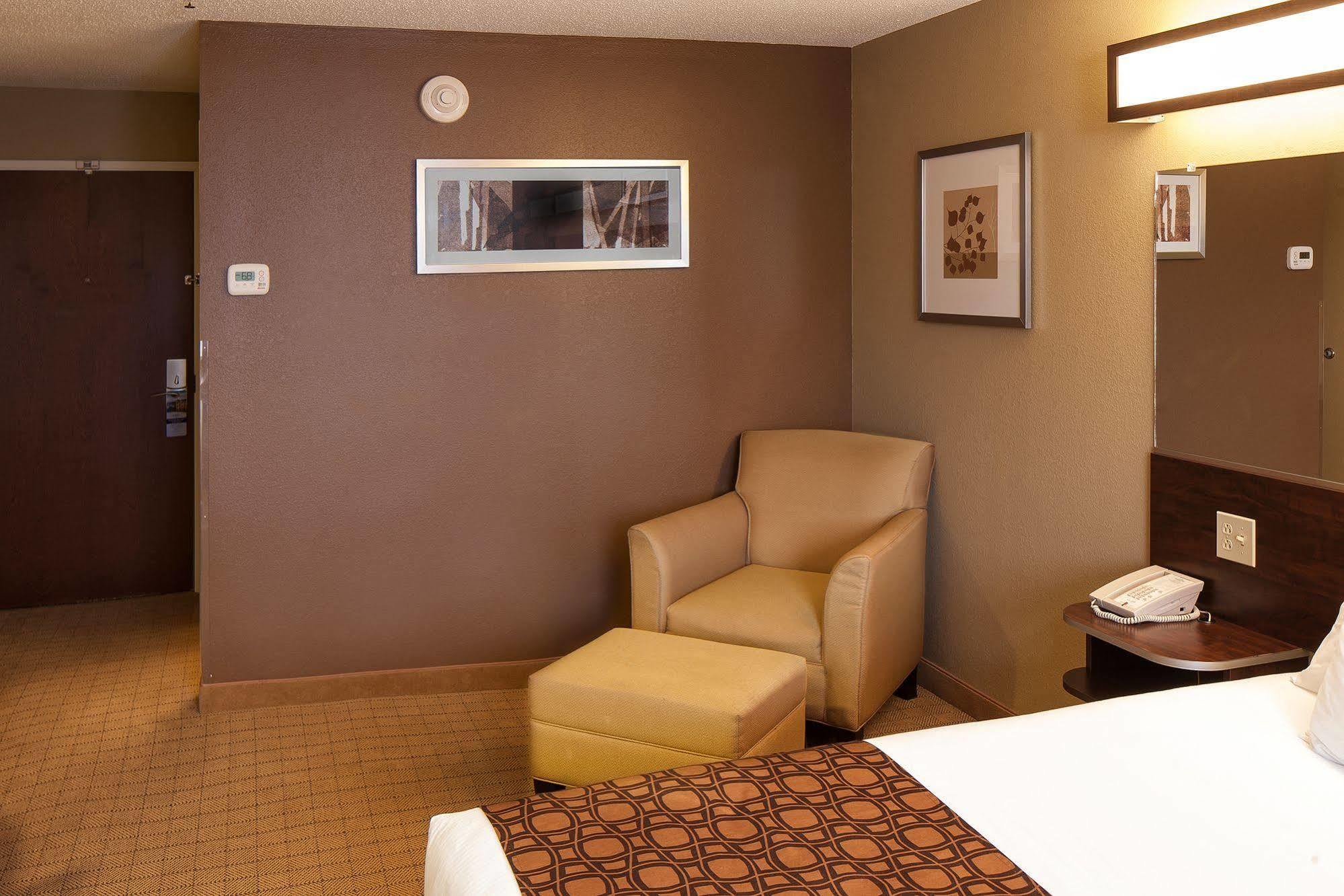 Microtel Inn & Suites By Wyndham St Clairsville - Wheeling St. Clairsville Екстер'єр фото
